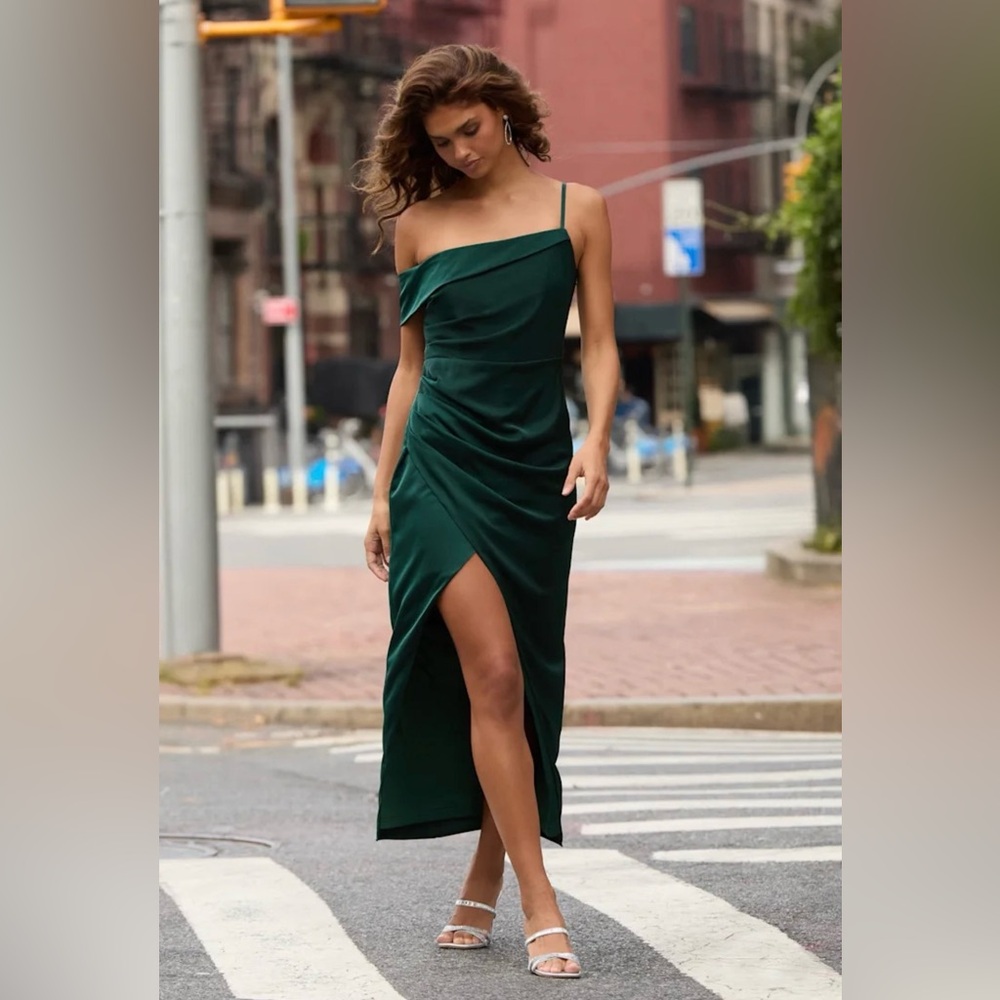 Lulu’s Showing Off a Little Emerald Green Asymmetrical Satin Midi Dress BNWT